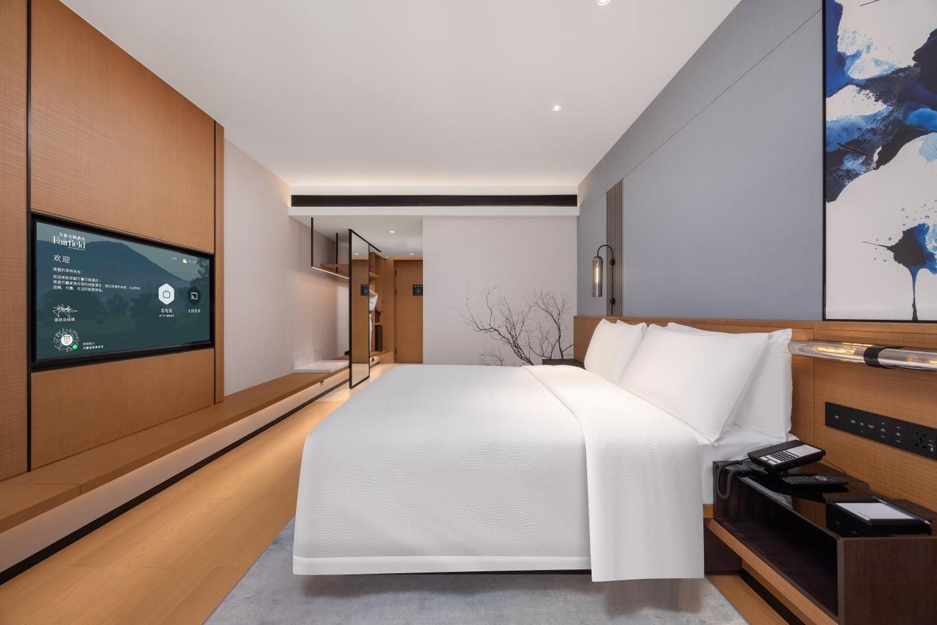Superior King Room with City View