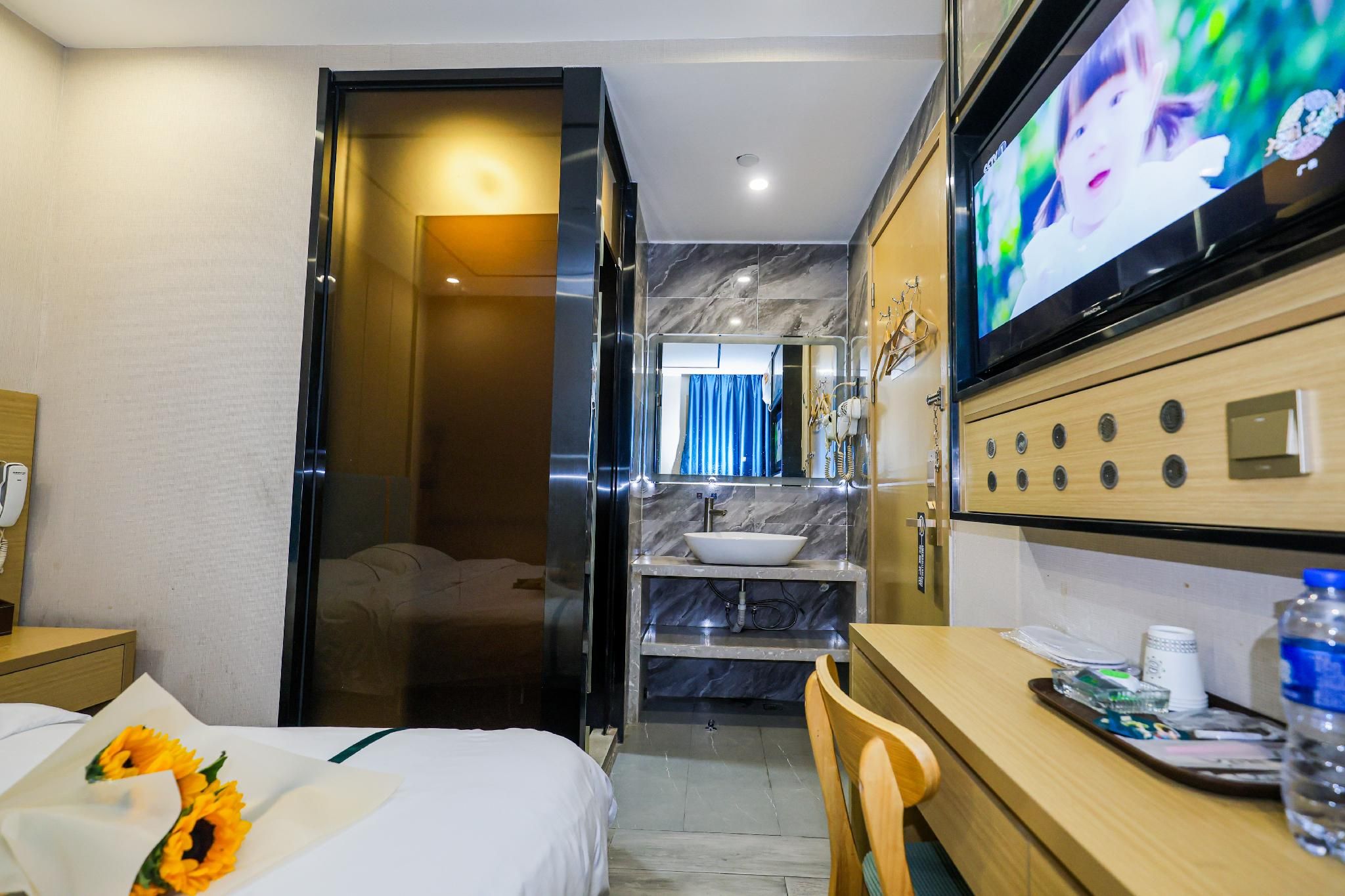 Huazhu - Room With Bed