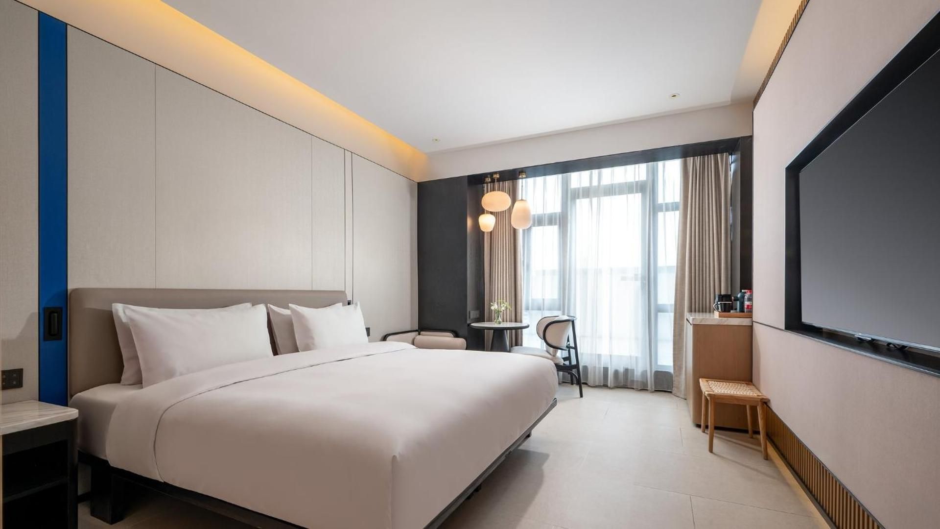 standard king room with extra floor space