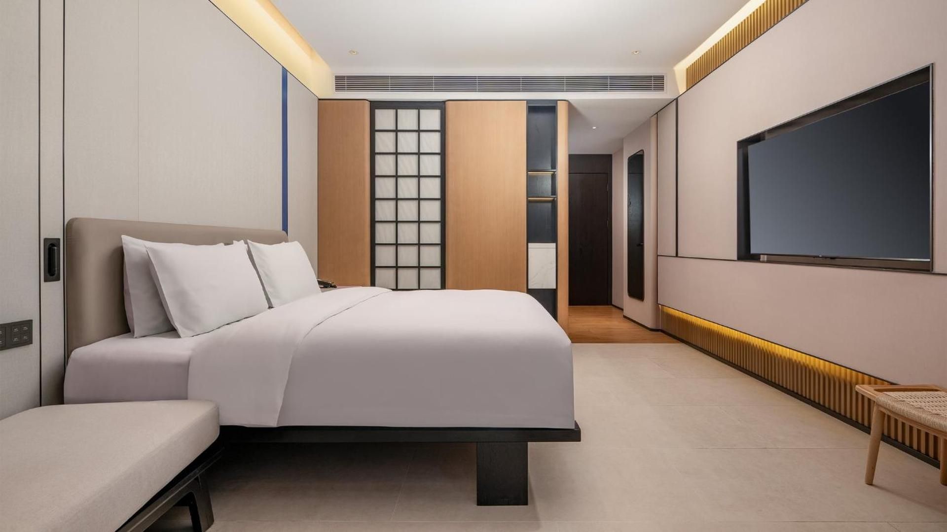 standard king room with extra floor space