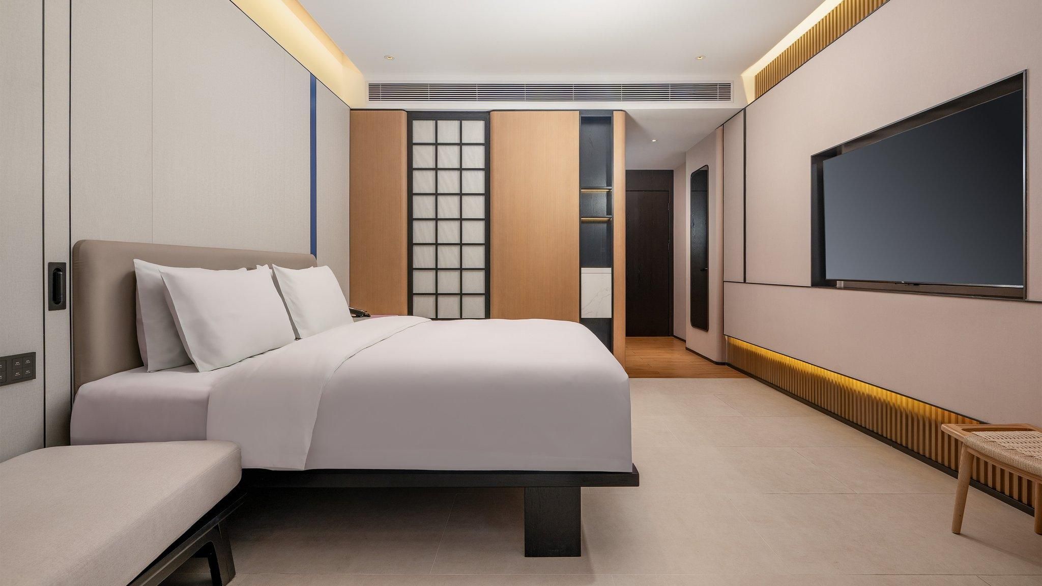 1 King Standard Extra Floor Space