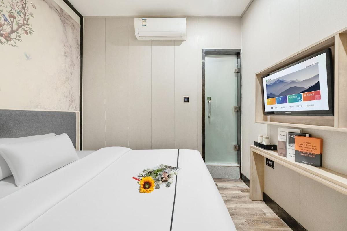 Hotel Queen Room