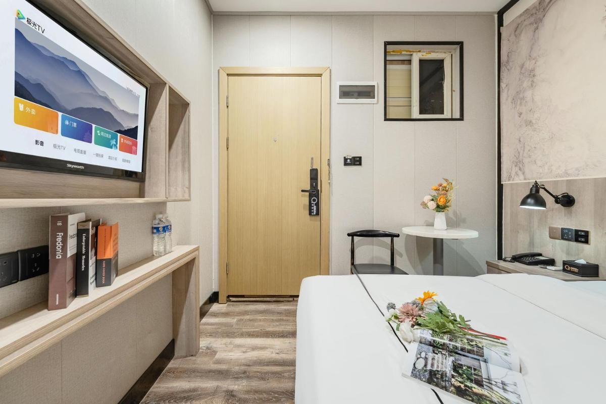 Hotel Queen Room