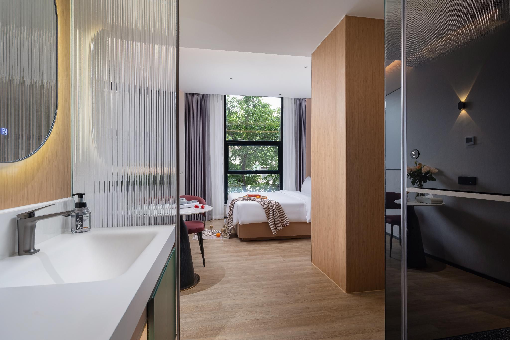 Luxe Queen Room