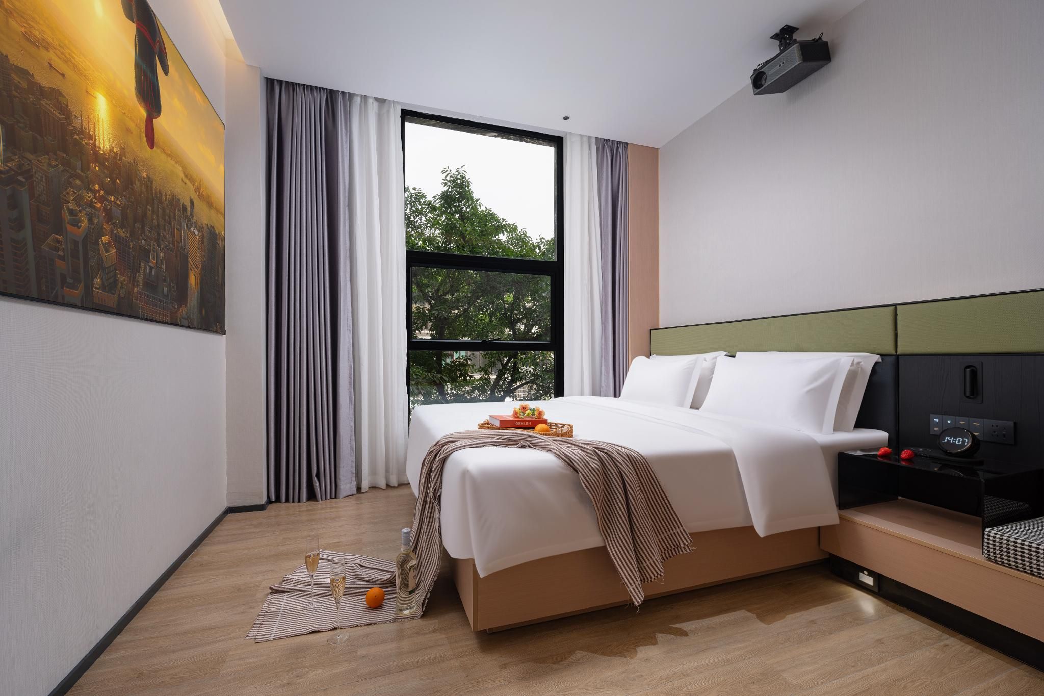 Luxe Queen Room