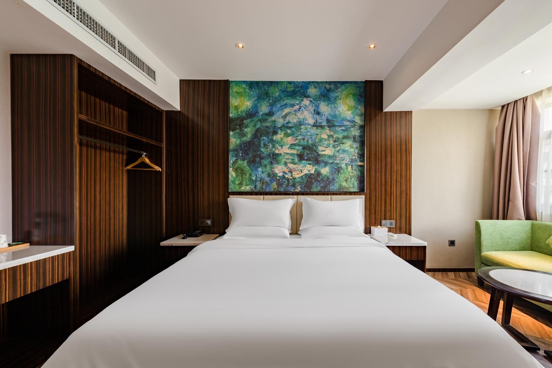 Deluxe Queen Queen Room
