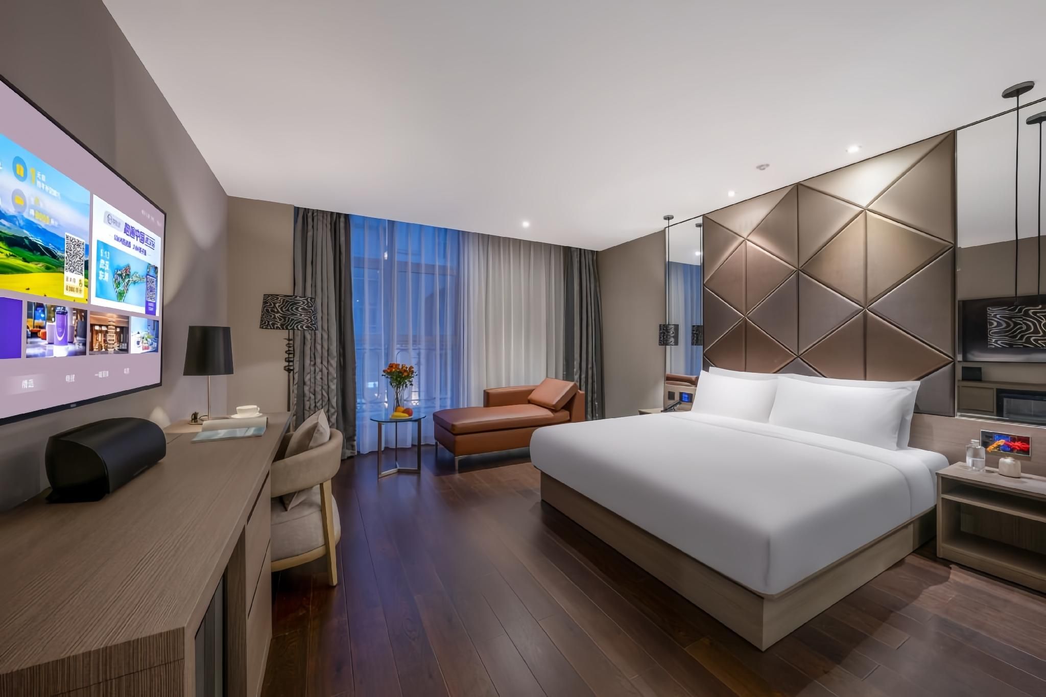 Business Queen Room
