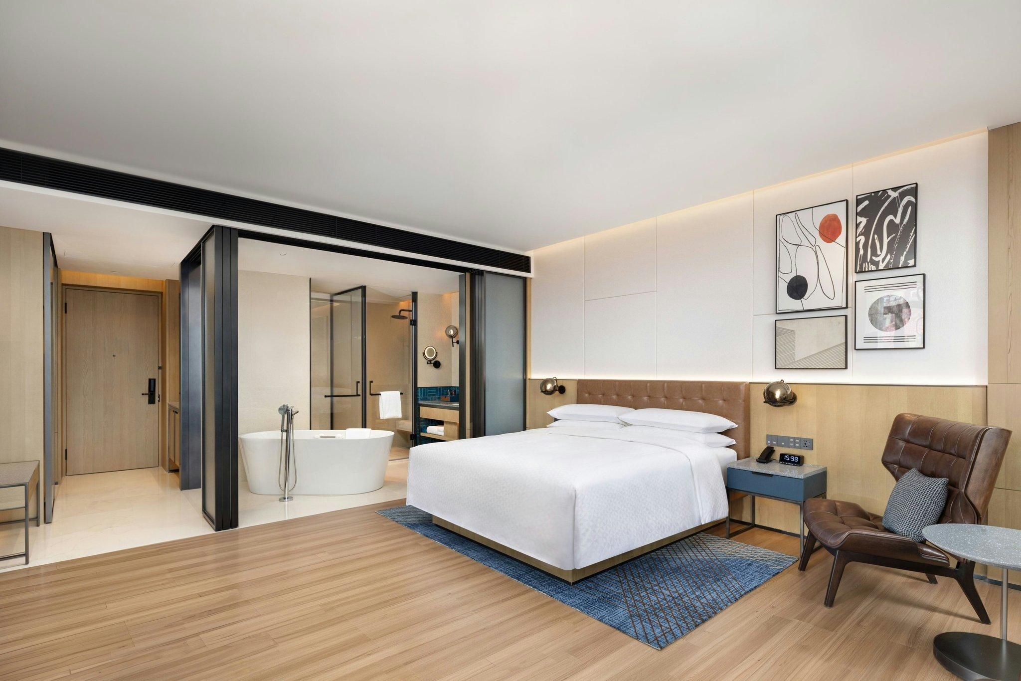 Premier Room, Larger Studio, 1 King, Partial river view