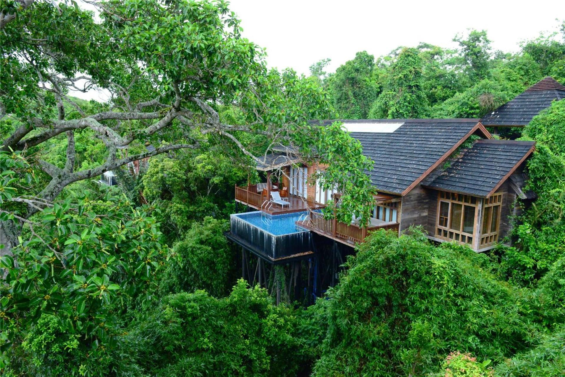 Two-Bedroom One-Living-Room Villa with Infinity Pool – Red-Crowned Crane Family Villa
