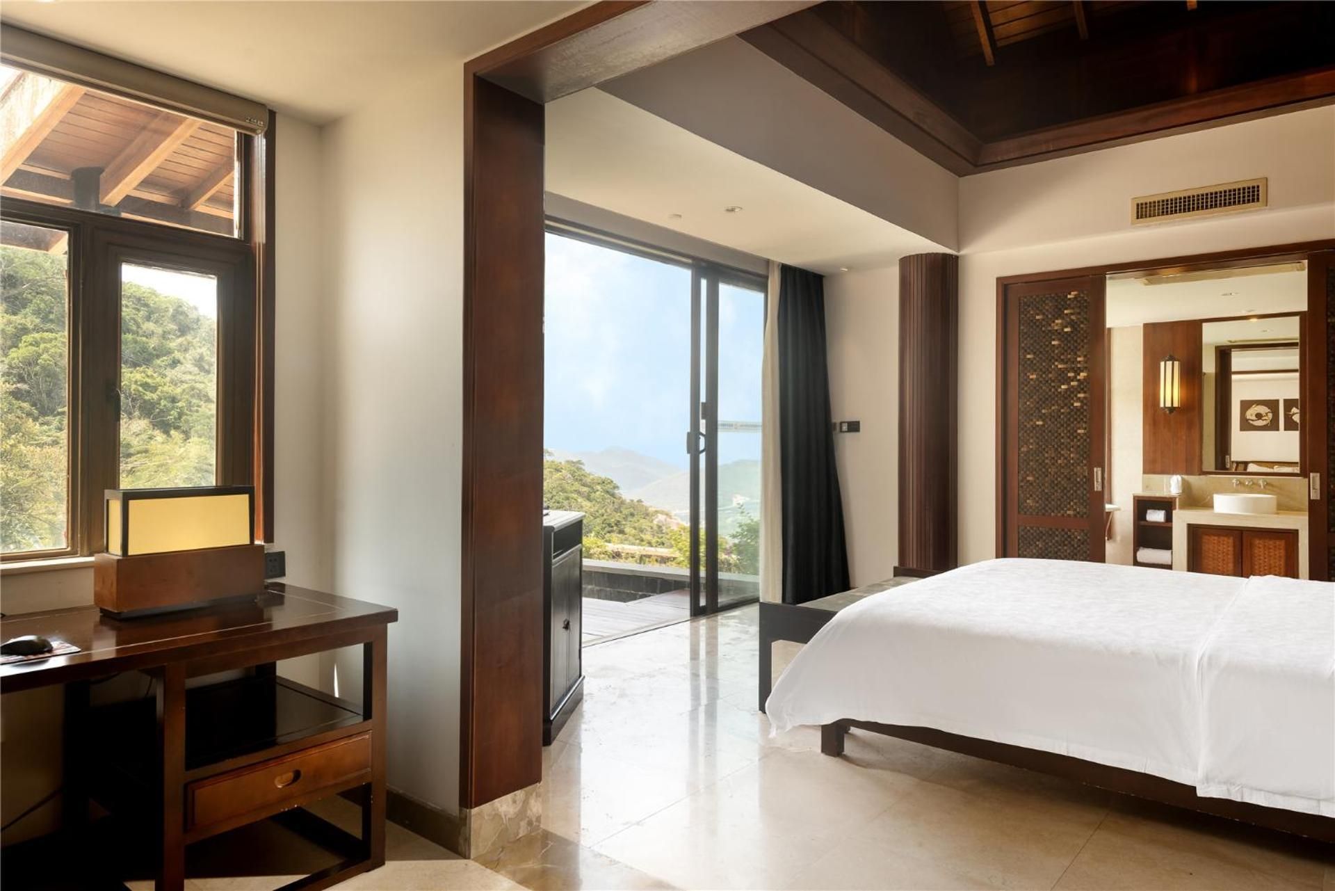 Phenix Deluxe Pool View Suite Room