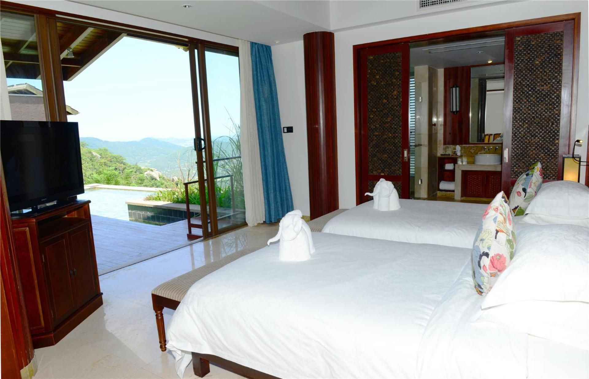 Phenix Deluxe Pool View Suite Room