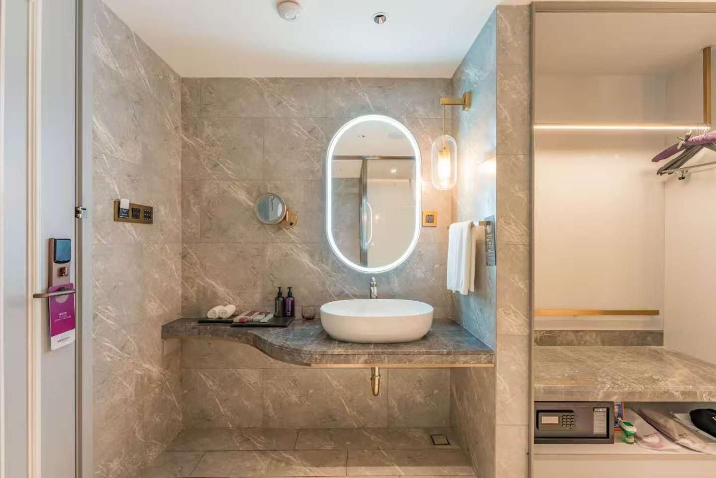 Deluxe Suite with One King Bed