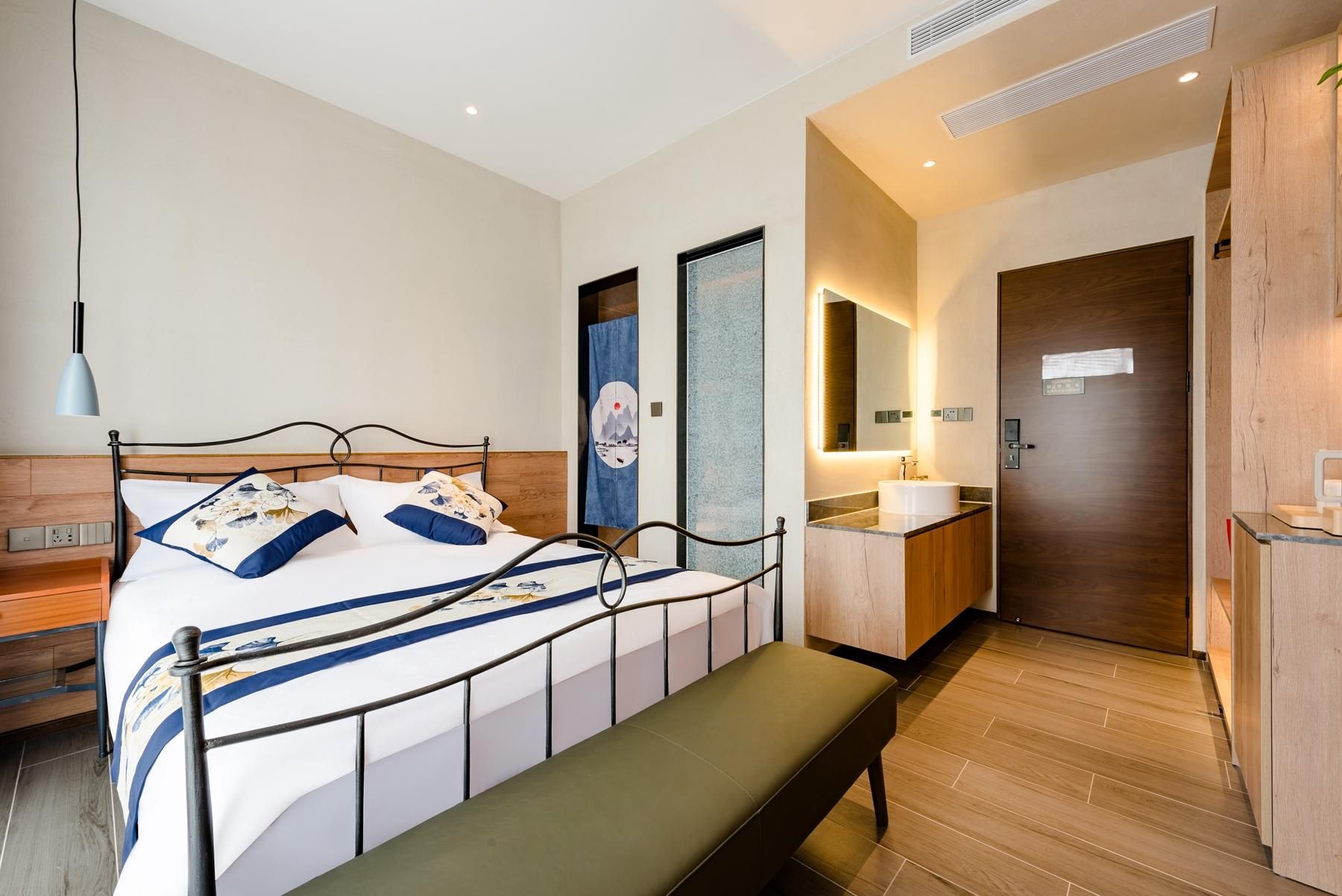 Huazhu - Room With Bed
