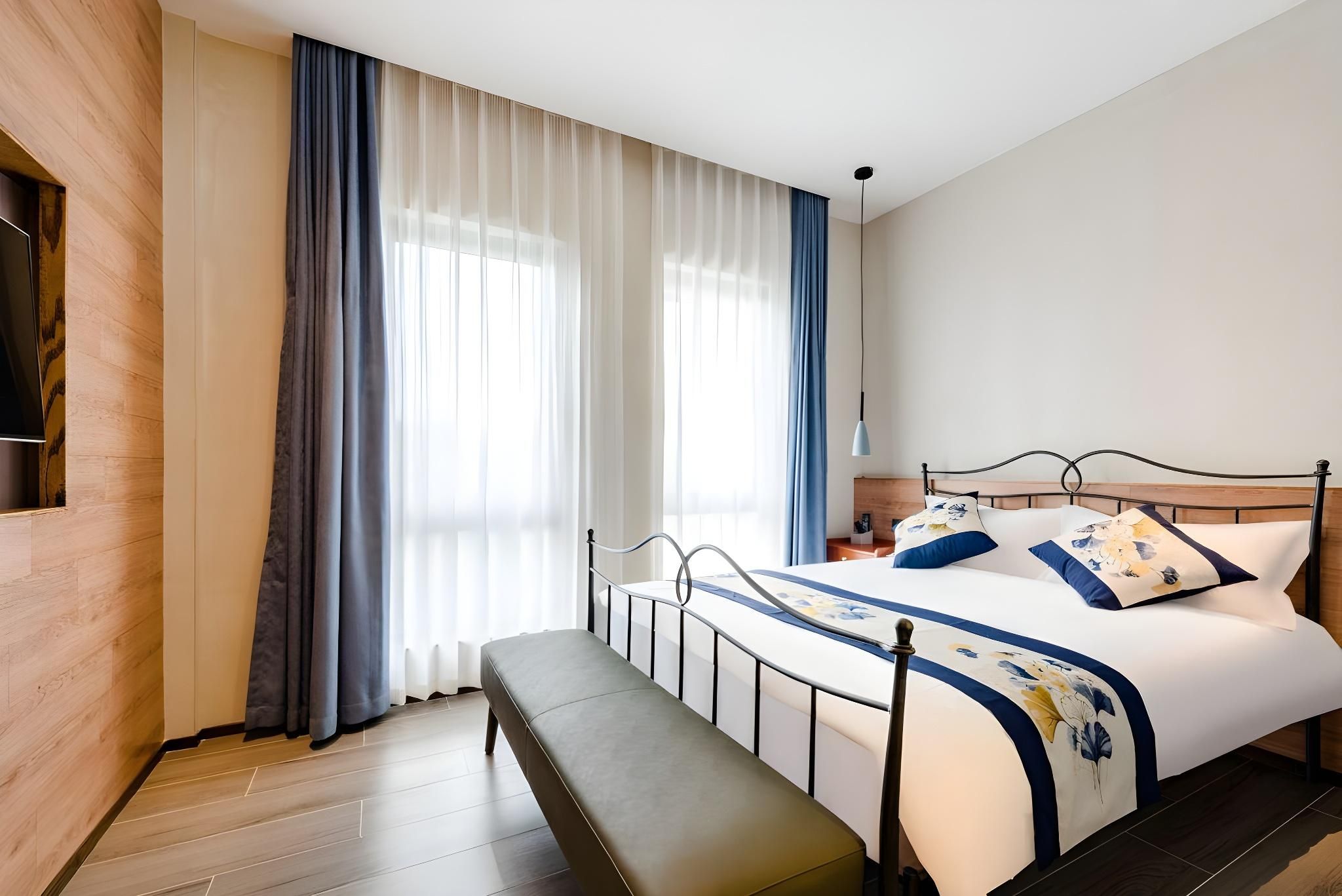 Huazhu - Room With Bed