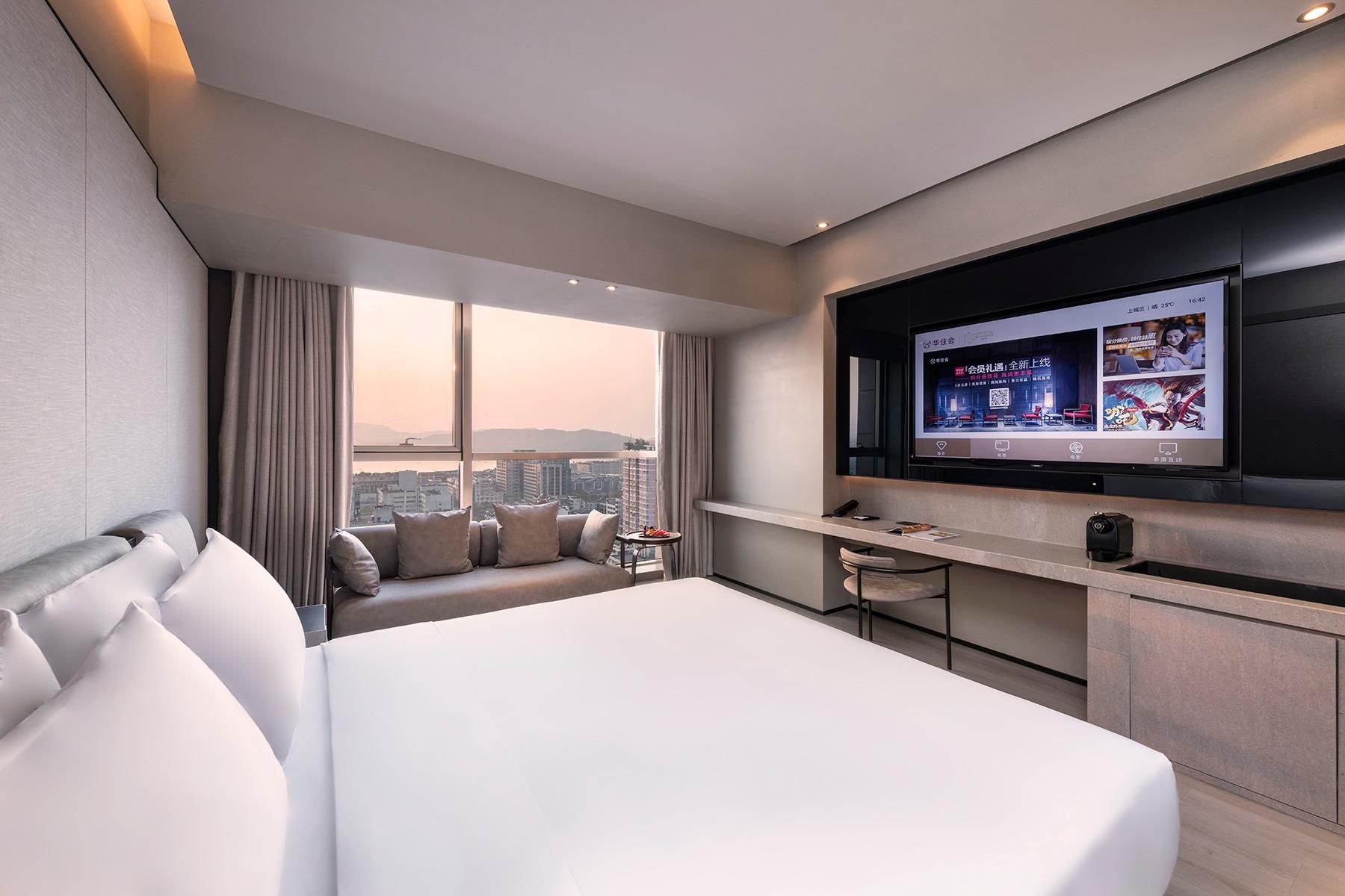 Huazhu - Deluxe Bed Room With Lake View