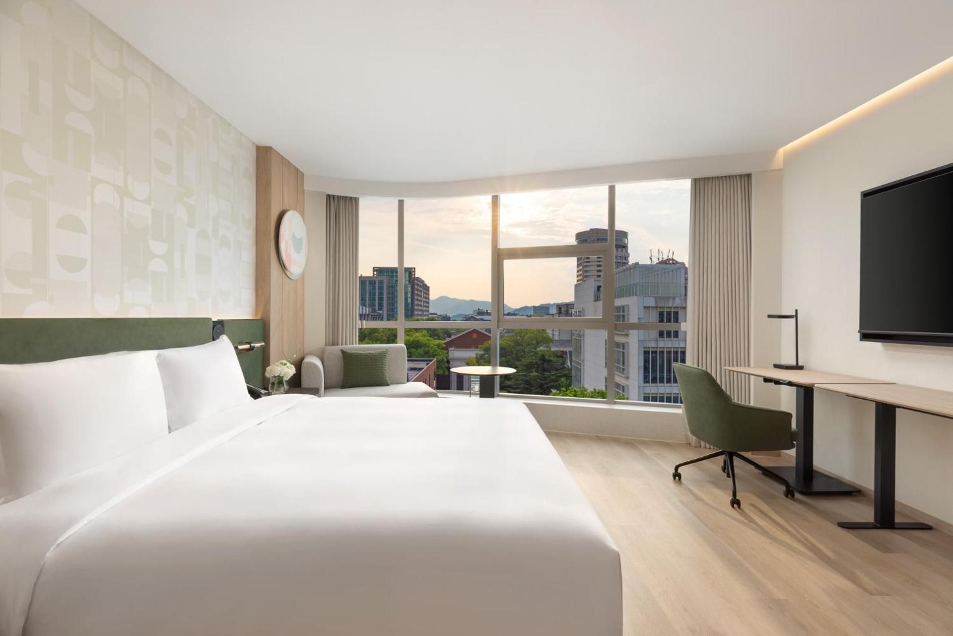 Standard King Room with City View