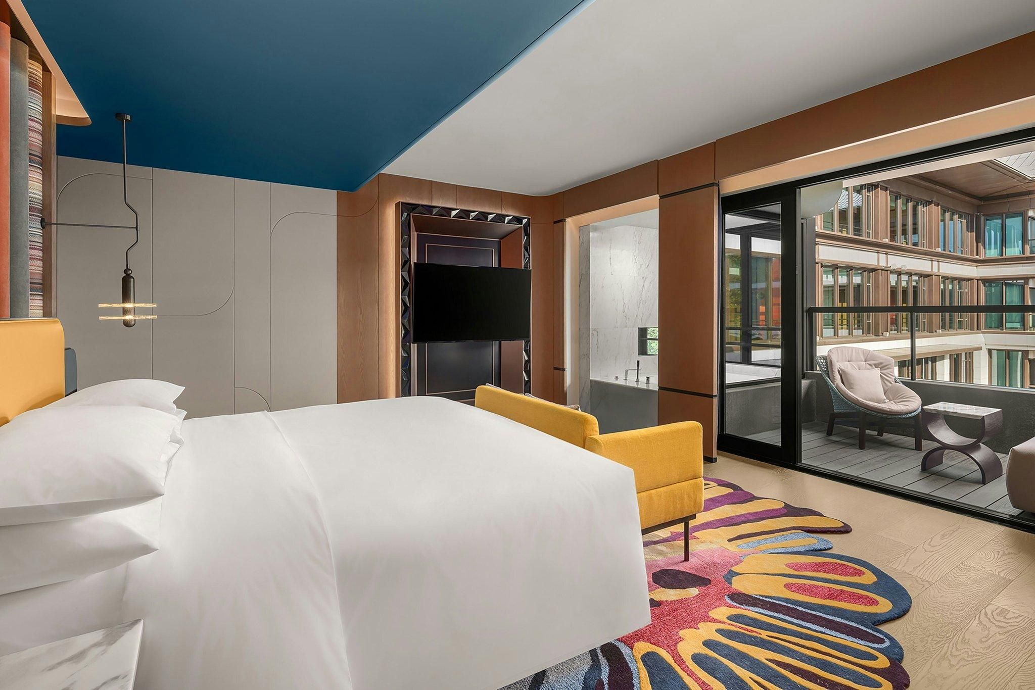 Presidential Suite, 1 King, Garden view, Balcony