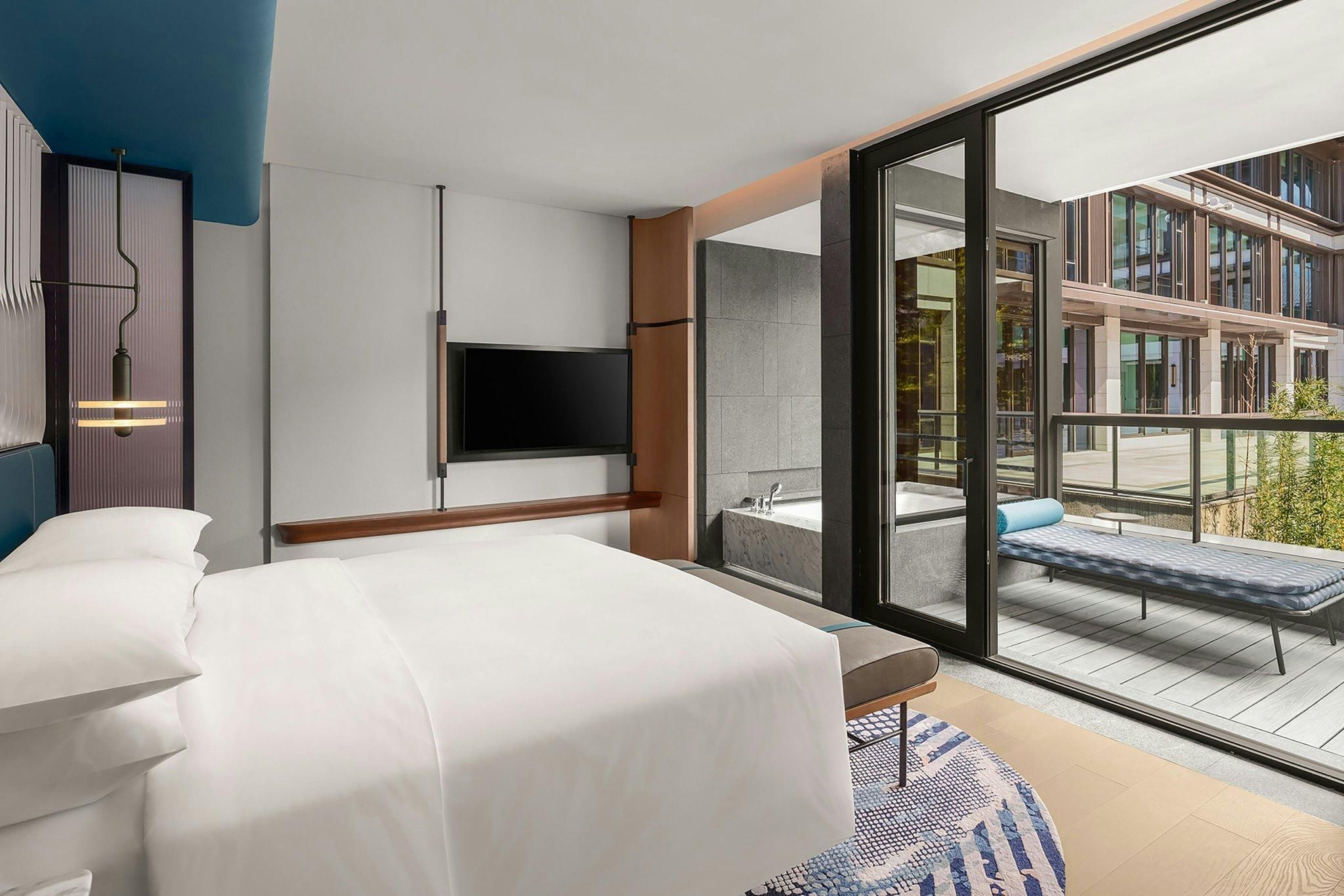 Renaissance Suite, Suite, 1 King, Garden view, Balcony