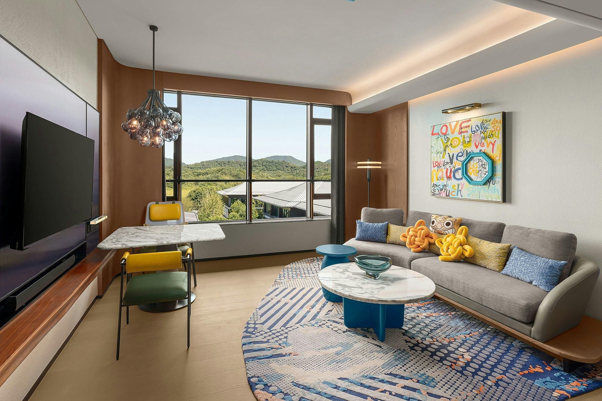Deluxe Suite, 1 King, Garden view