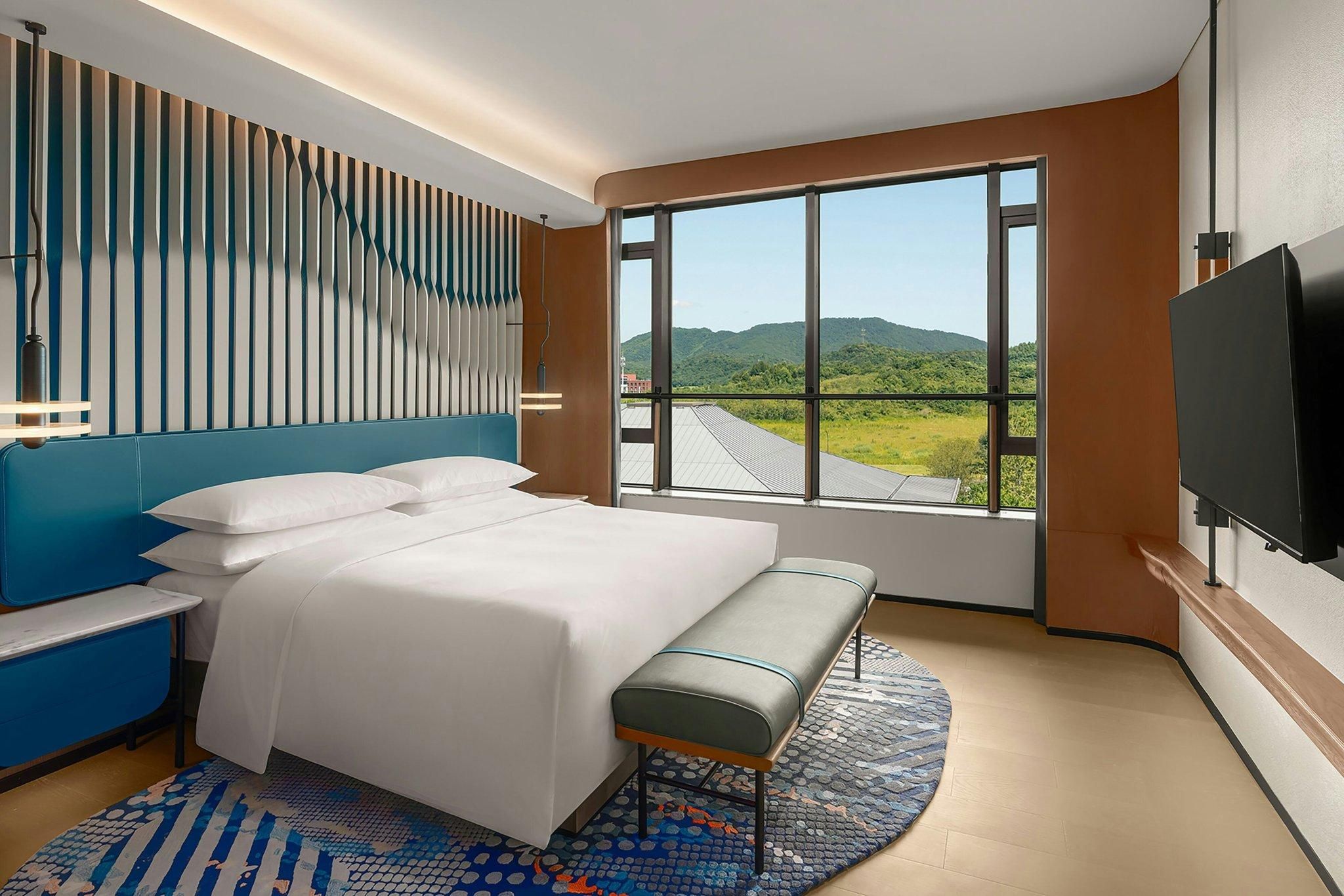 Deluxe Suite, 1 King, Garden view