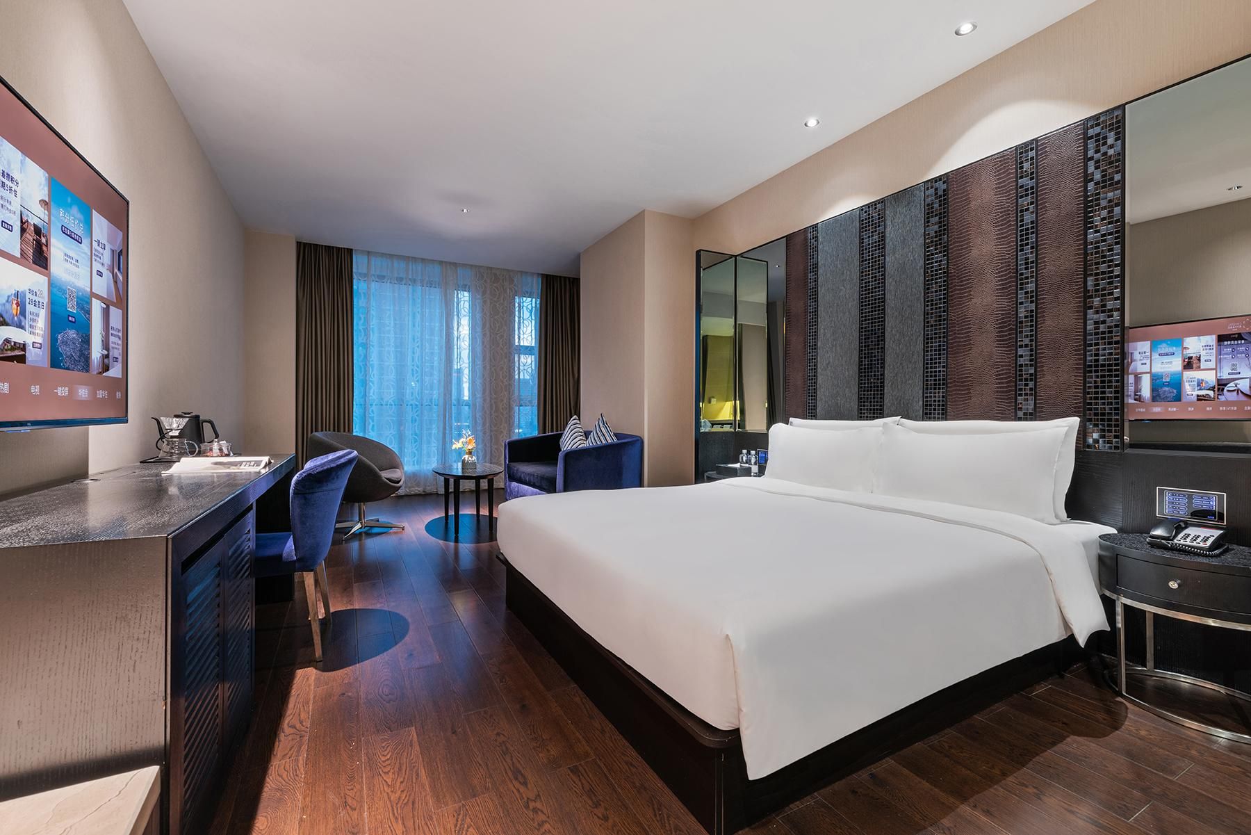 Deluxe Room Queen