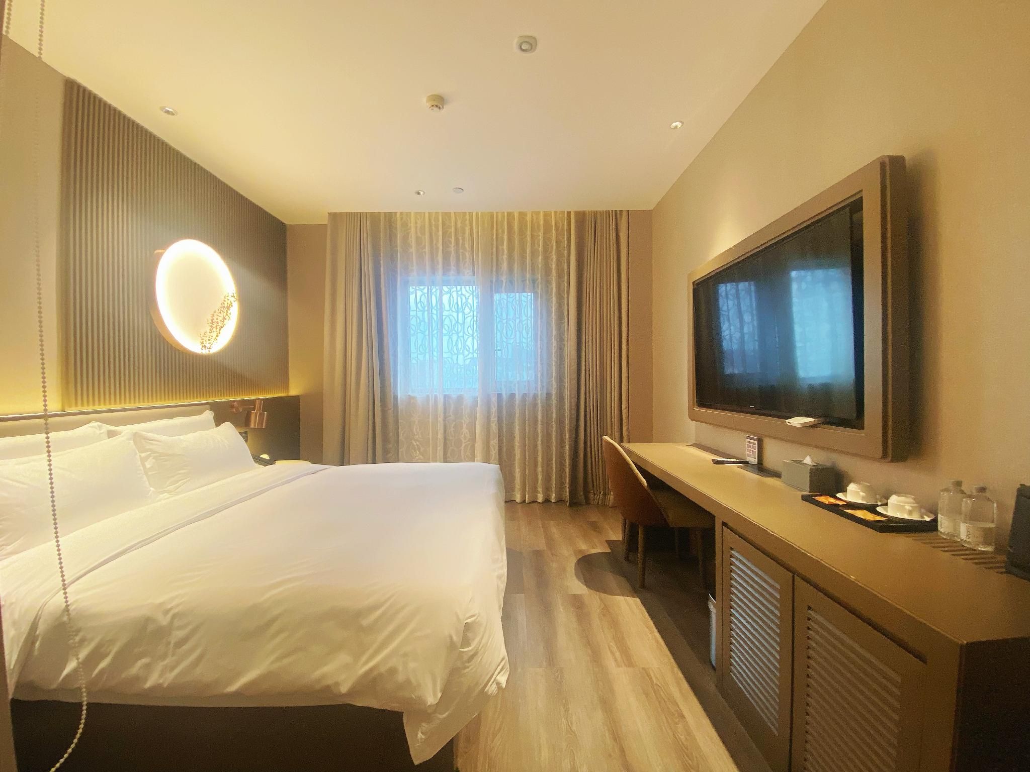 Deluxe Room Queen