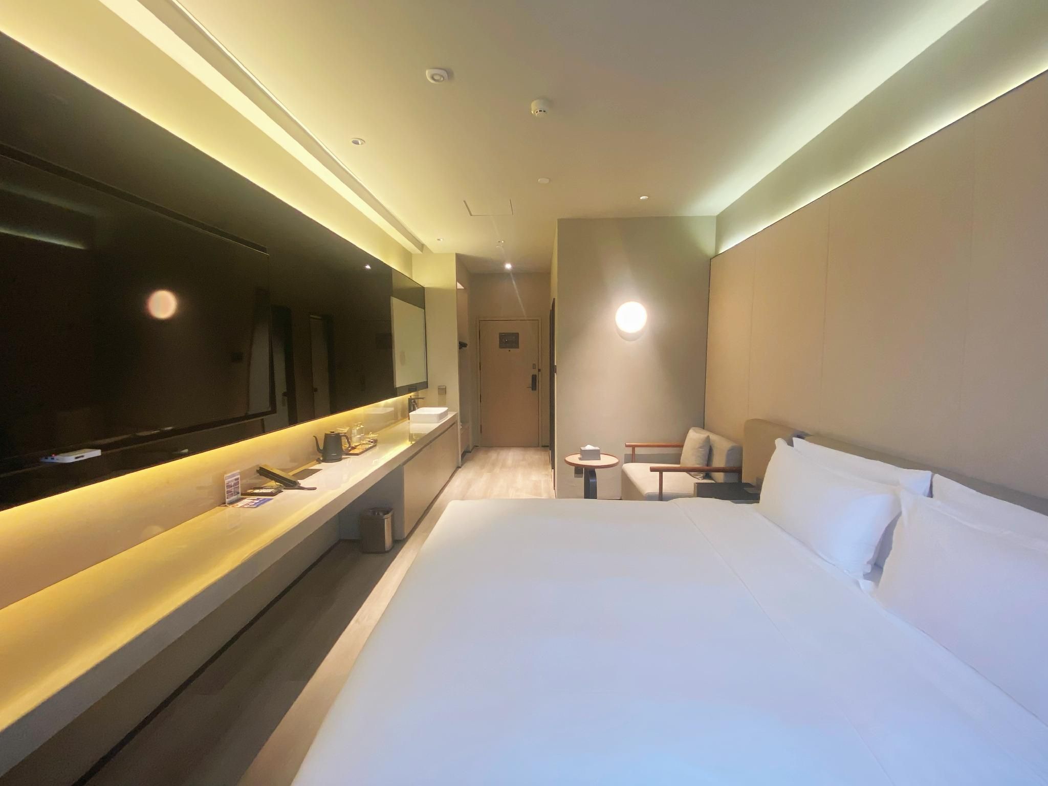 Business Queen Room