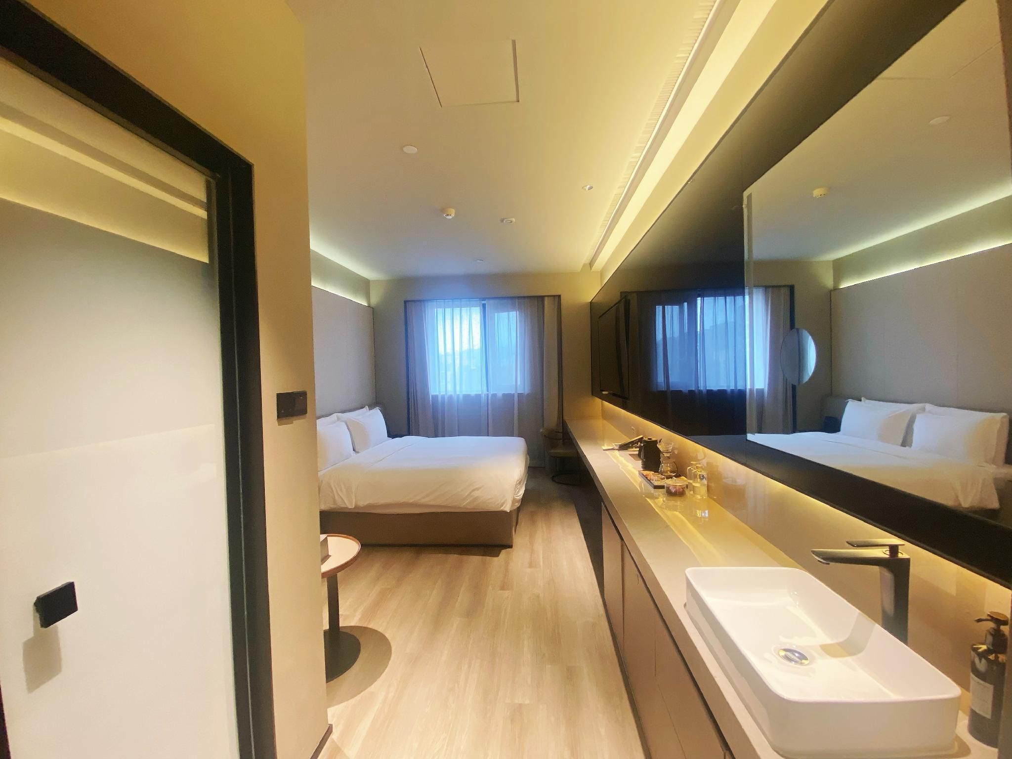 Business Queen Room