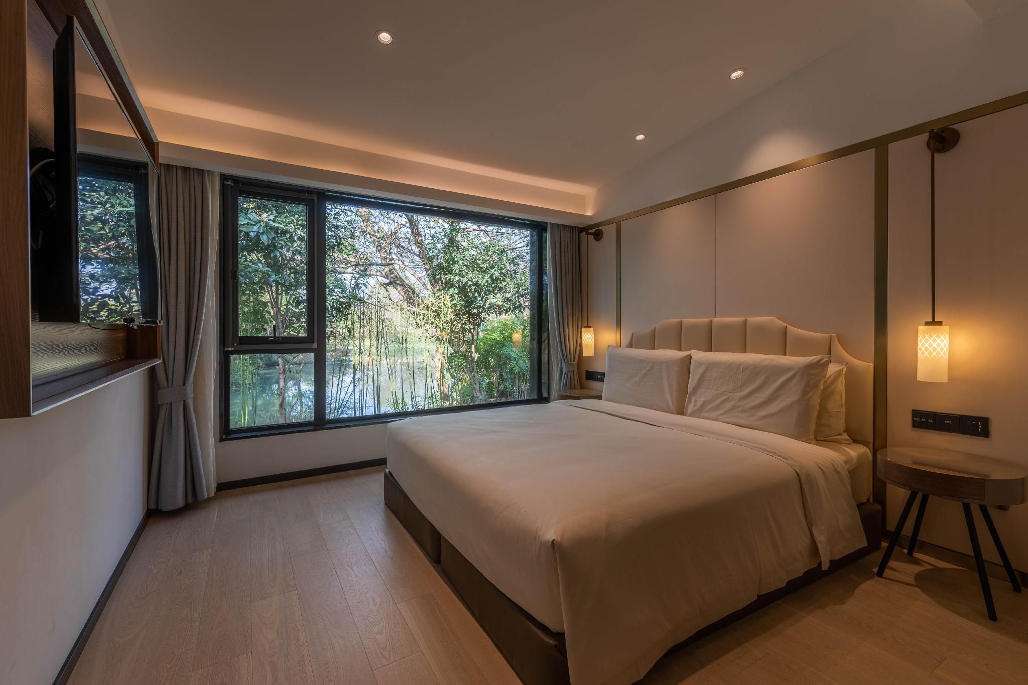 Room with Queen Bed