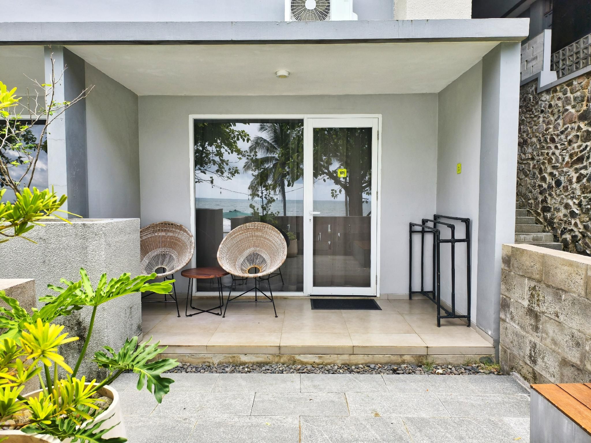 Deluxe Pool Access Sea View