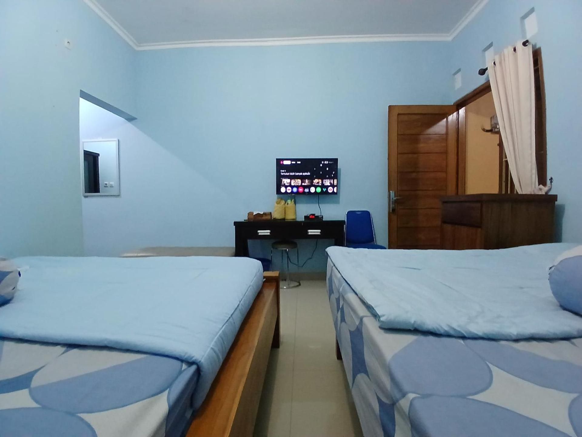 Deluxe Double Room (2 Adults + 1 Child)