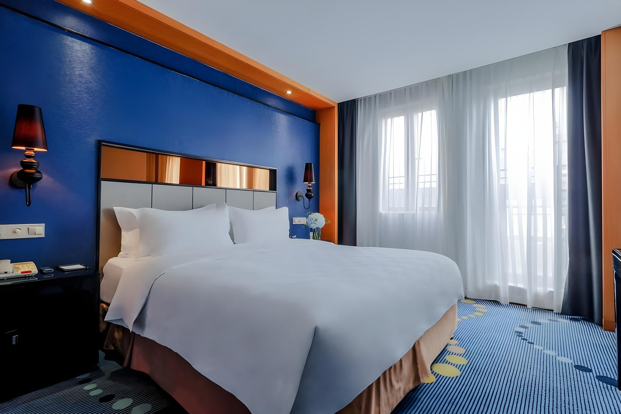 Business Suite (with King Koil Mattress And Down Feather Sleeping Pillow)