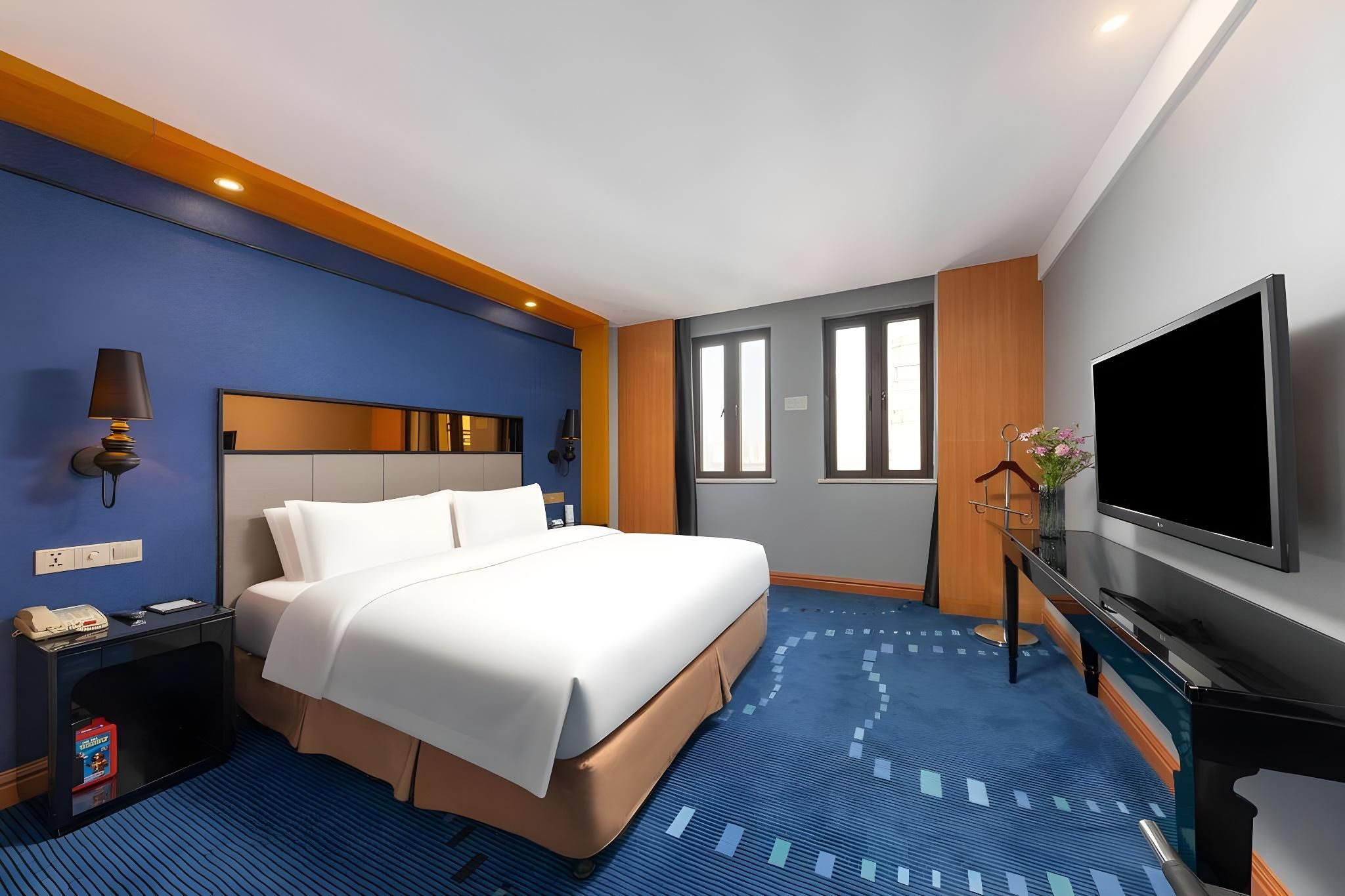 Business Suite (with King Koil Mattress And Down Feather Sleeping Pillow)