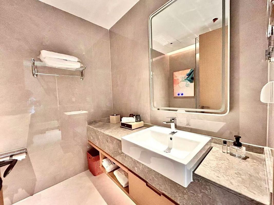 Superior Lake-view Queen Room