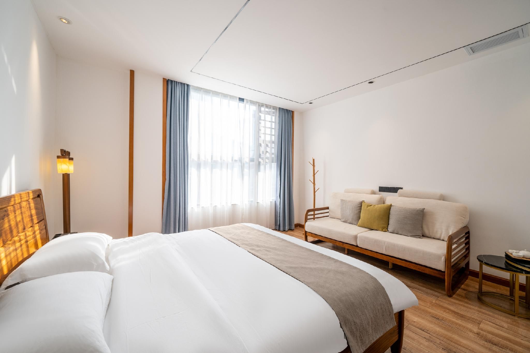 Comfort Queen Room
