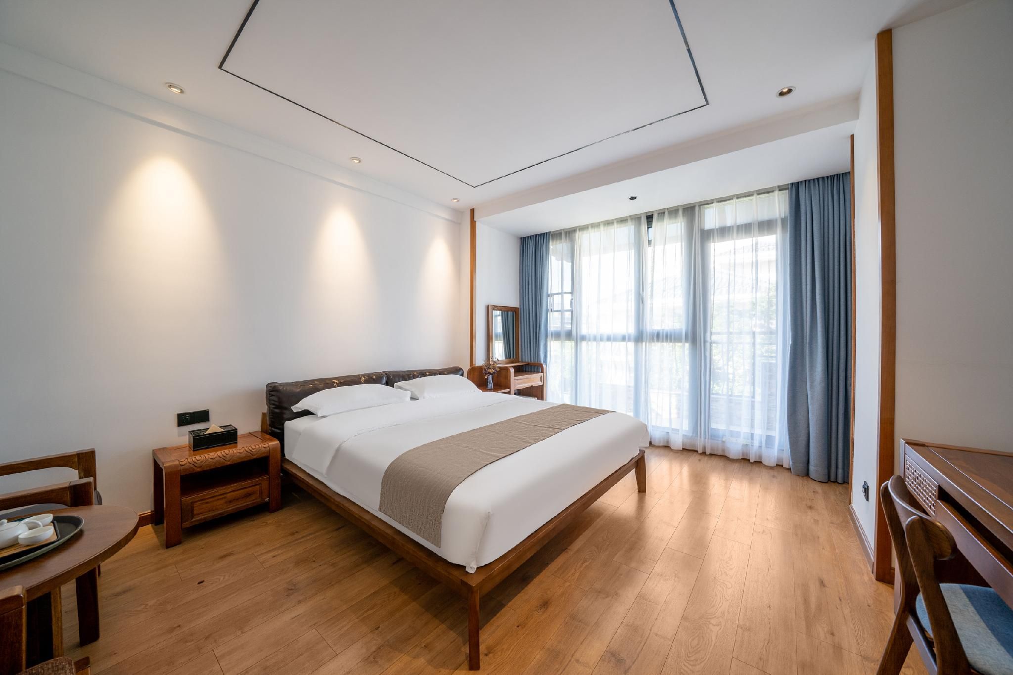 Warm Queen Room