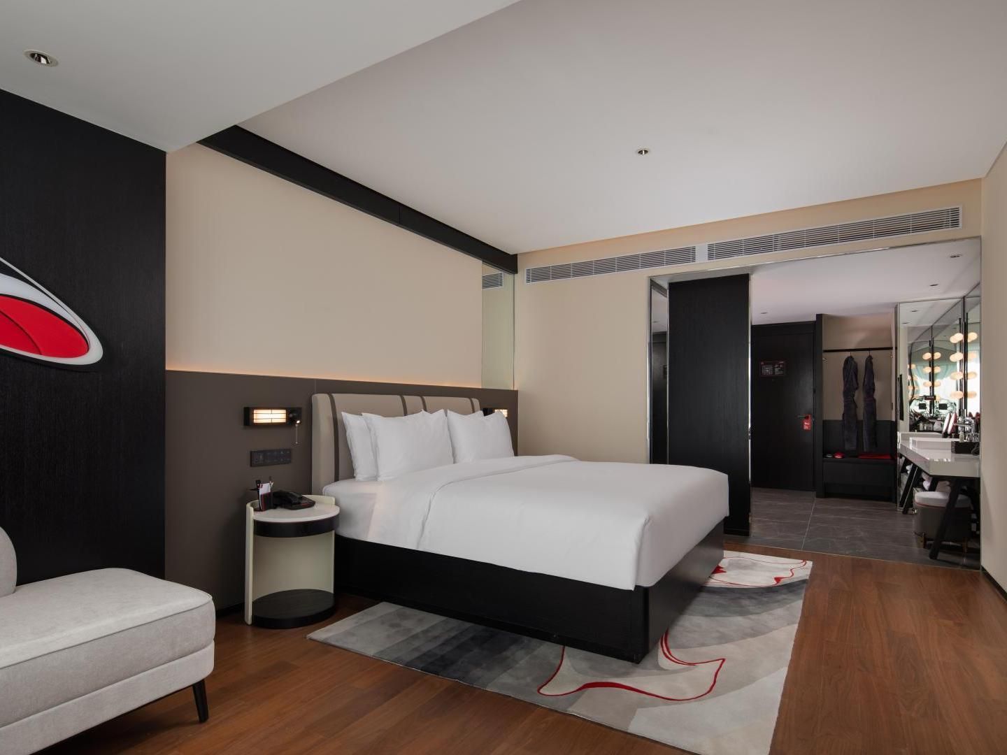 Radisson Red Hotel Haining Deluxe King Room 3