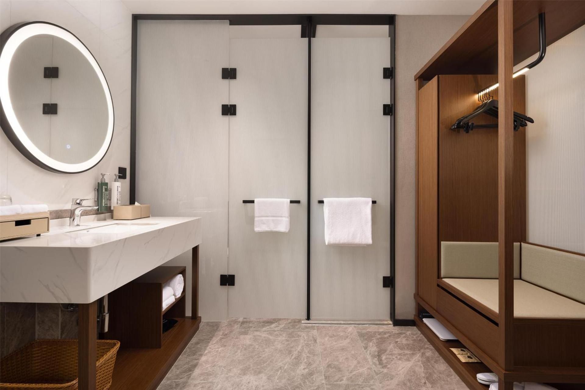 Deluxe King Room with Lake View