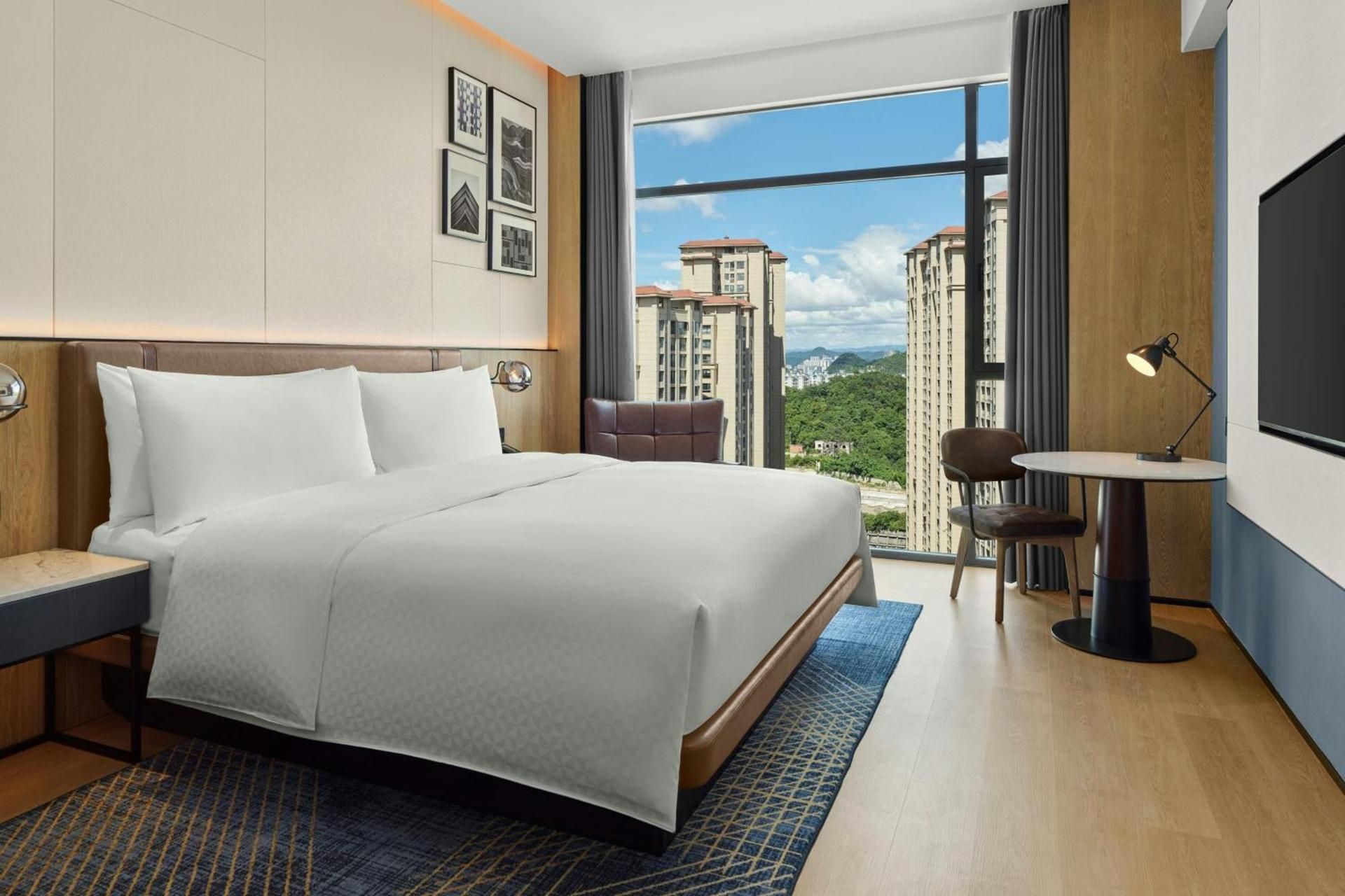 Superior King Room with City View