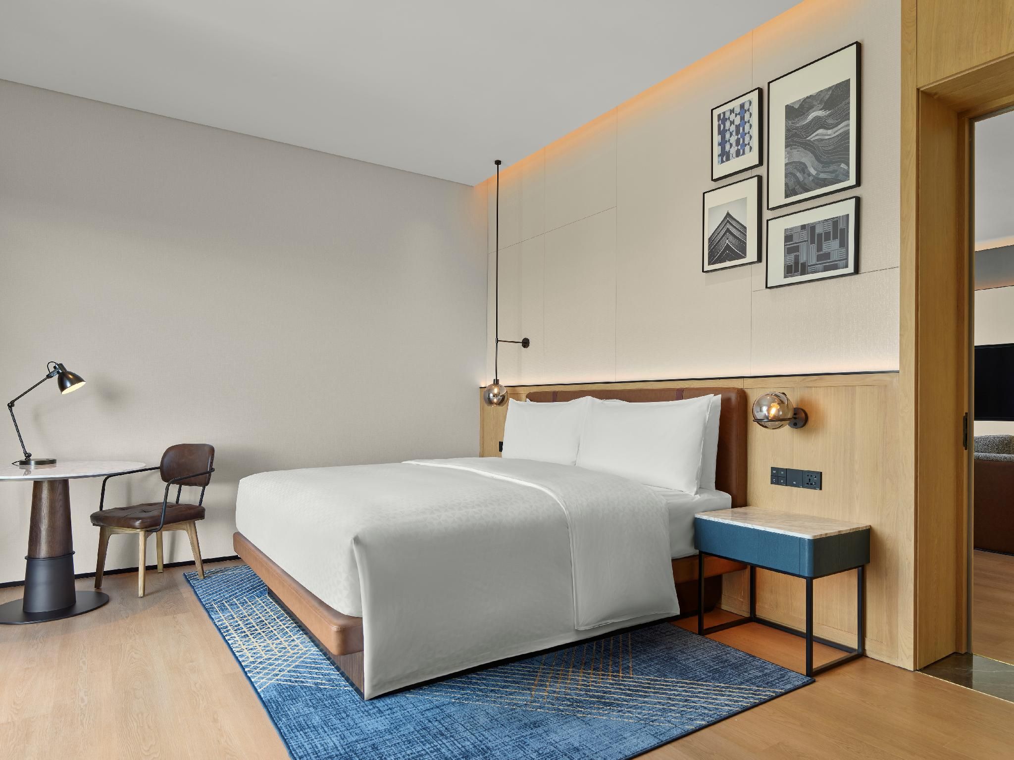 Premier Suite, 1 Bedroom Suite, 1 King, City view, High floor