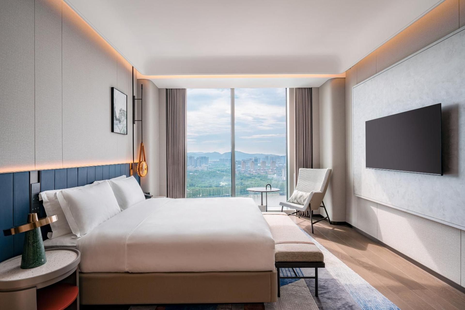 Executive Suite with One King-Size Bed City View and Club Lounge Access