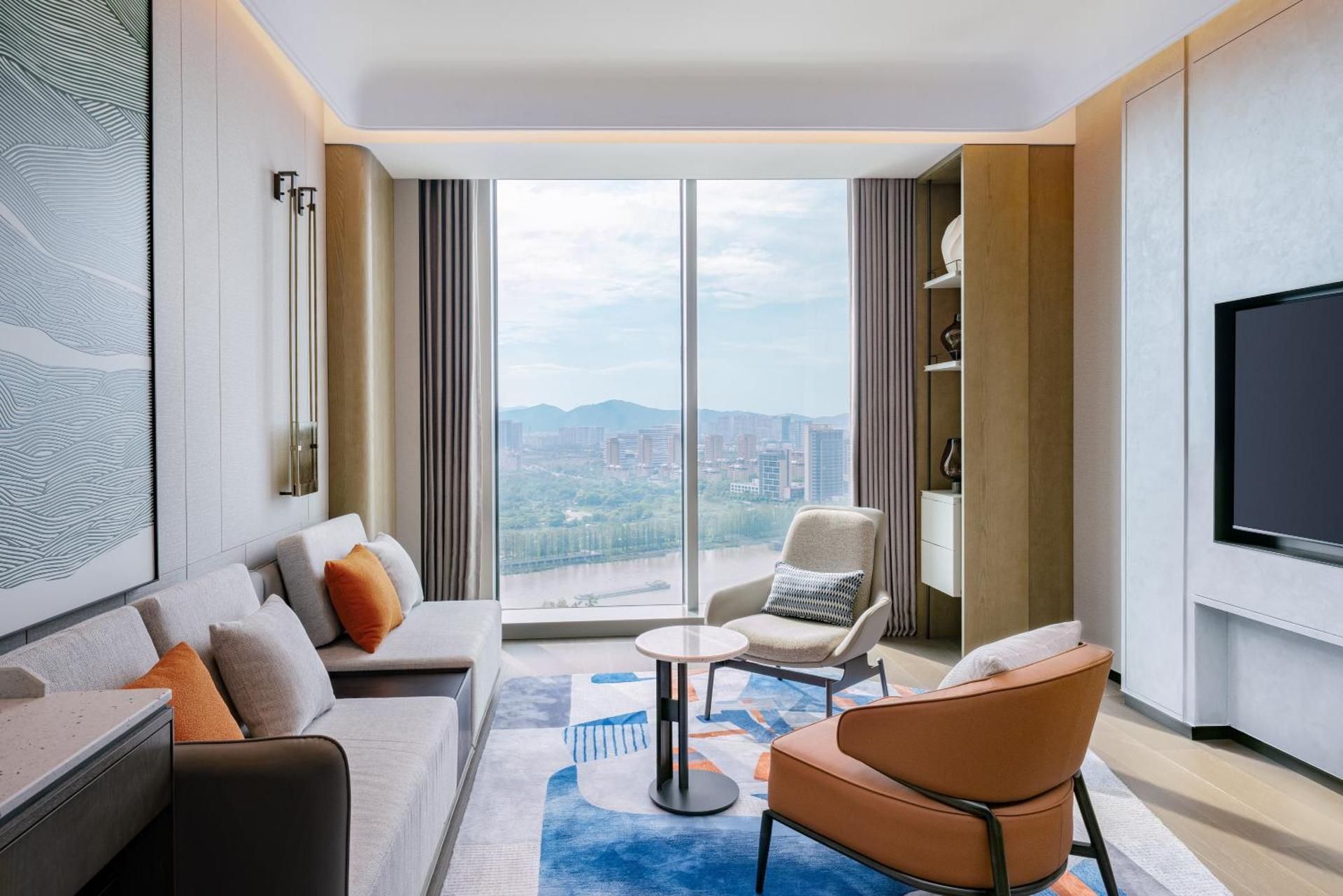 Executive Suite with One King-Size Bed City View and Club Lounge Access