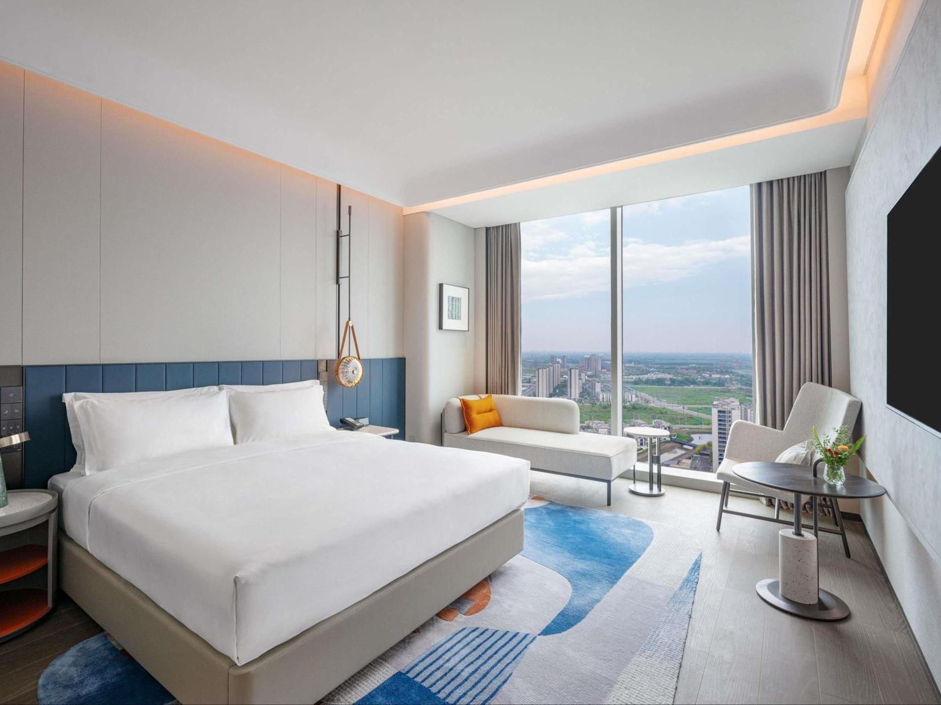 Executive Room with One King-Size Bed City View and Club Lounge Access