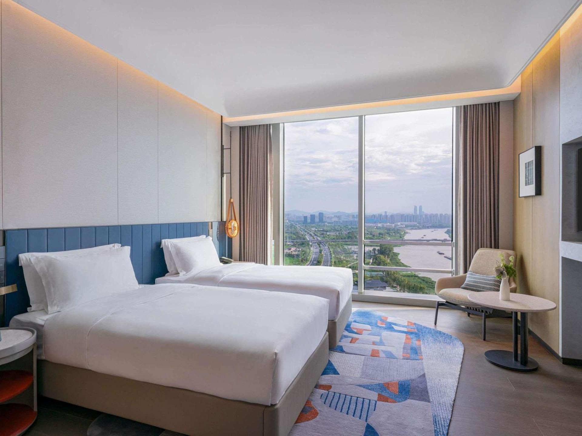 Executive Room with Two Single Beds Lake View and Club Lounge Access