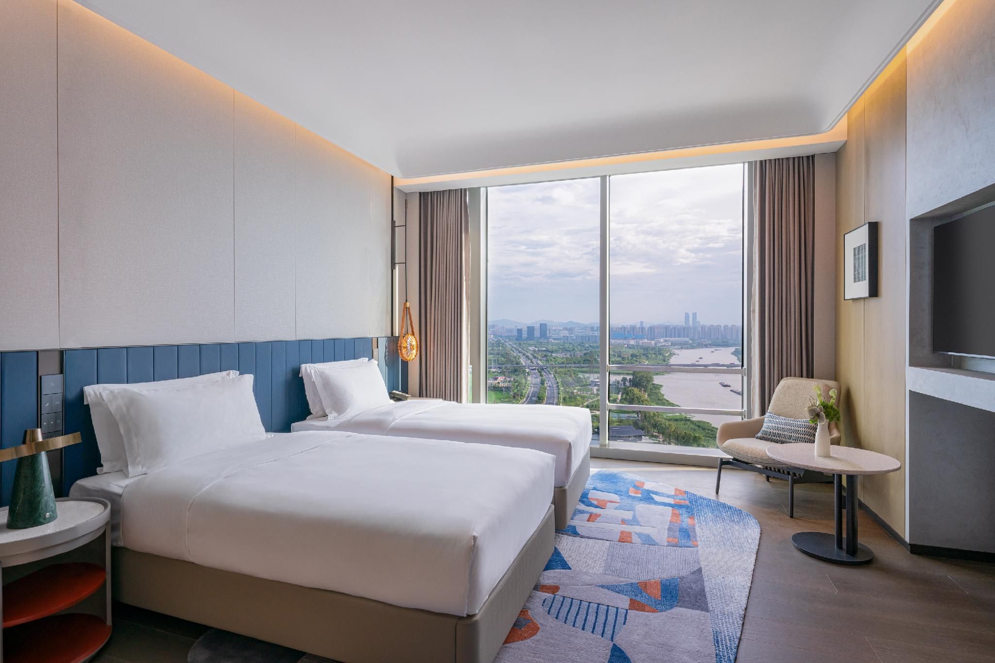 Executive Room with Two Single Beds, Lake View, and Club Lounge Access