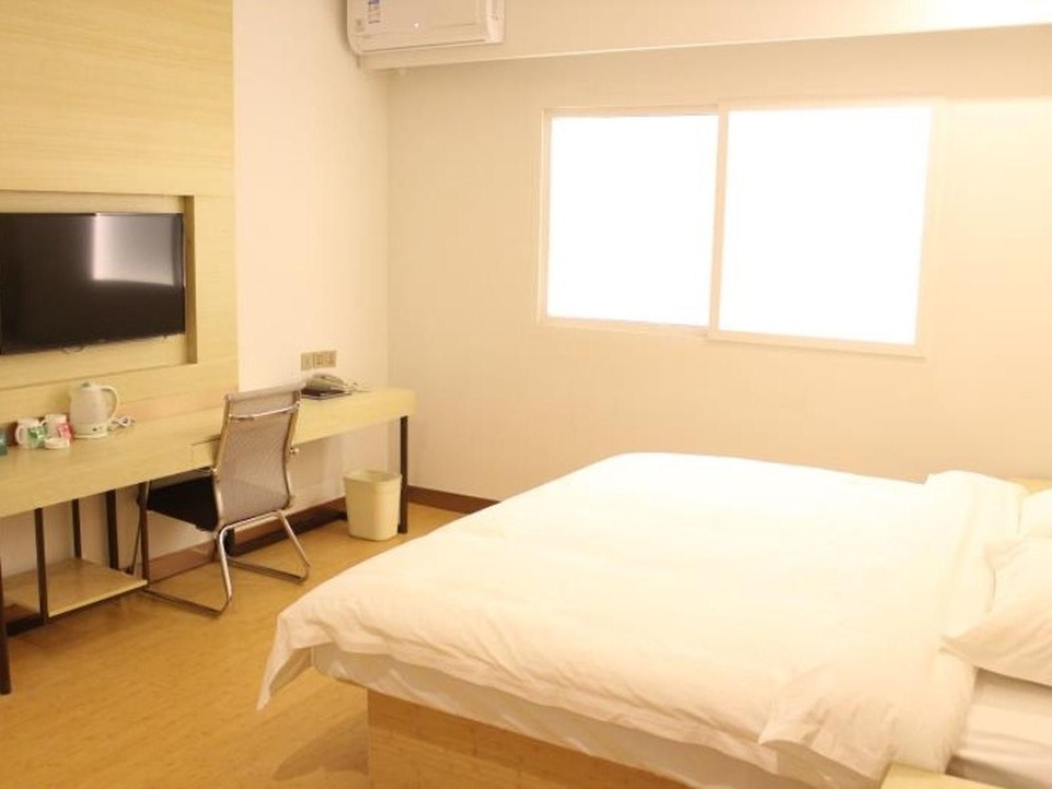 Hotel Queen Room