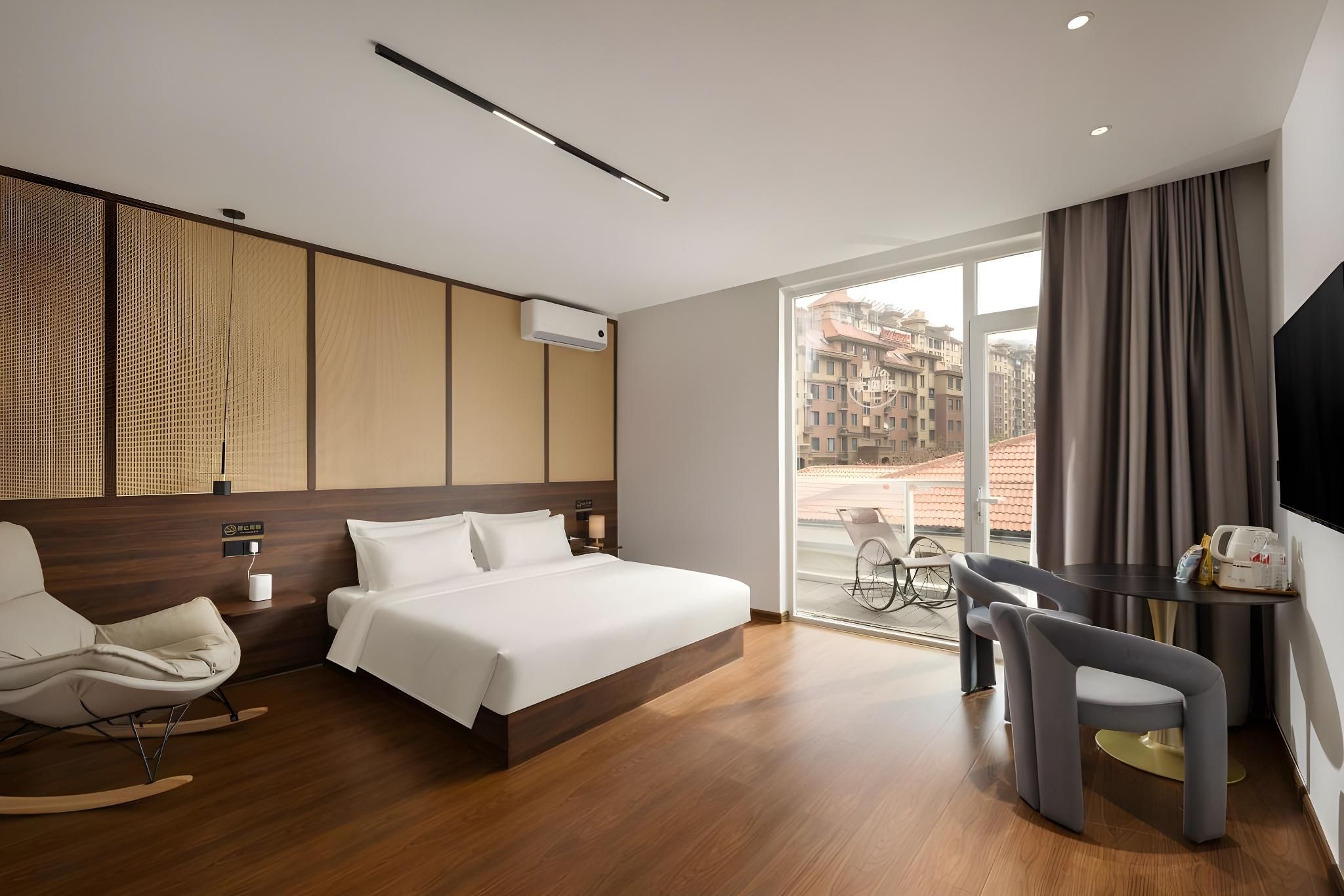 Mountain View Queen Room