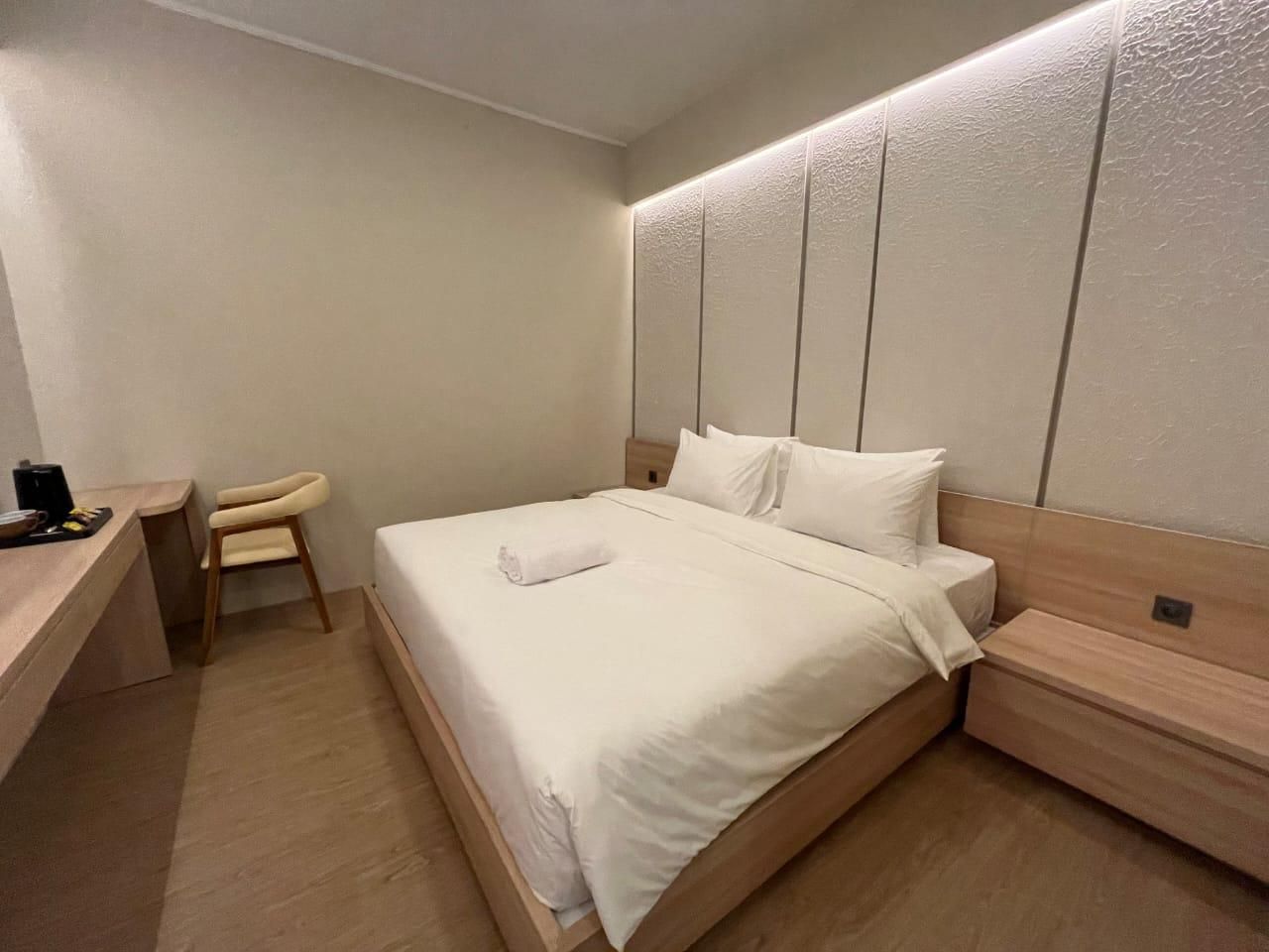 Executive - 1 WideKing Bed