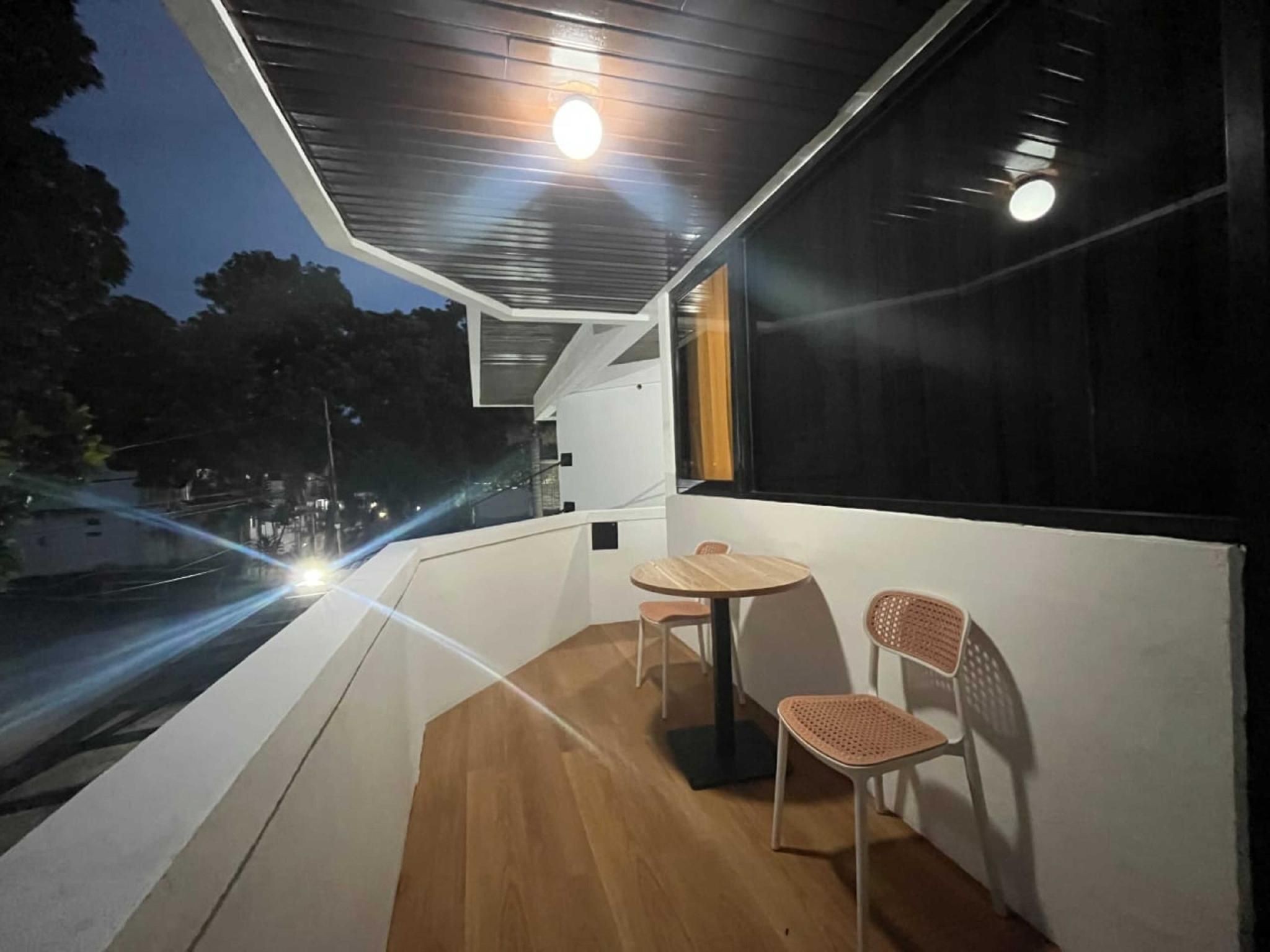 Executive Queen with Balcony - Upstairs