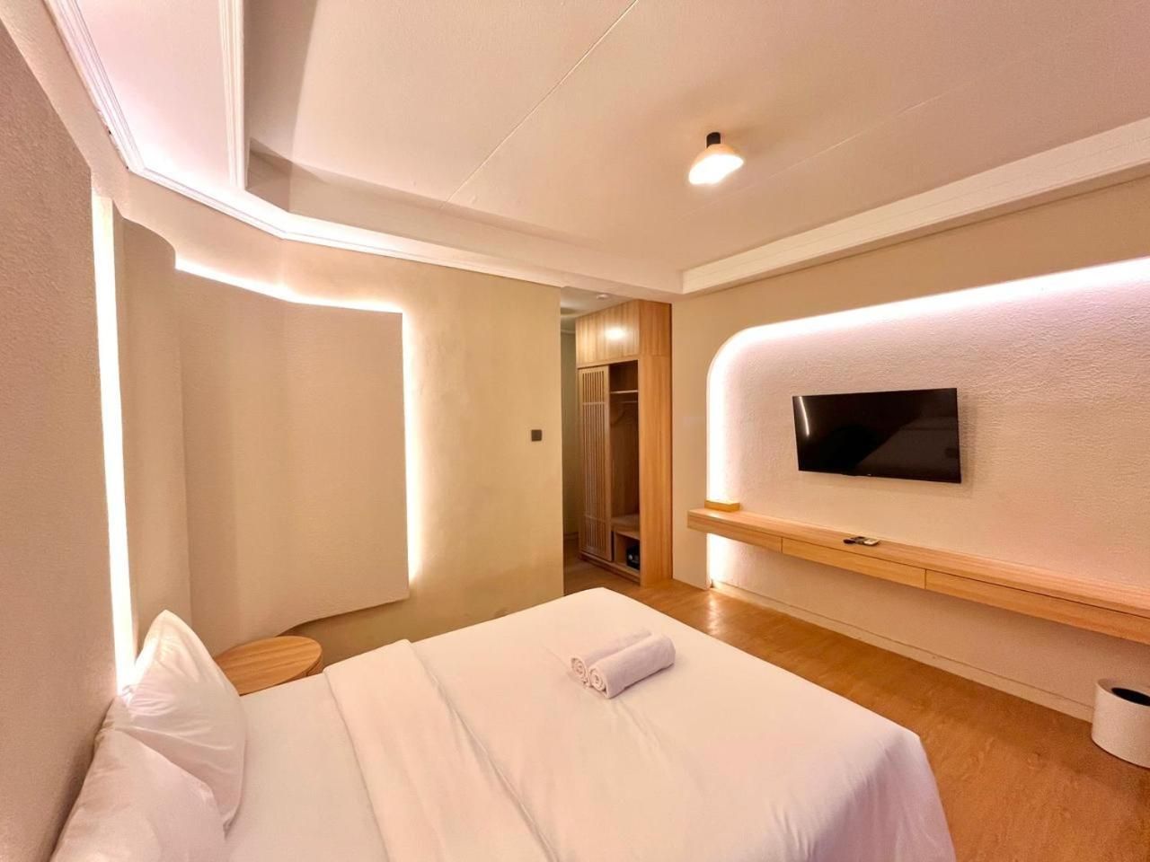 King Studio with Sofa Bed